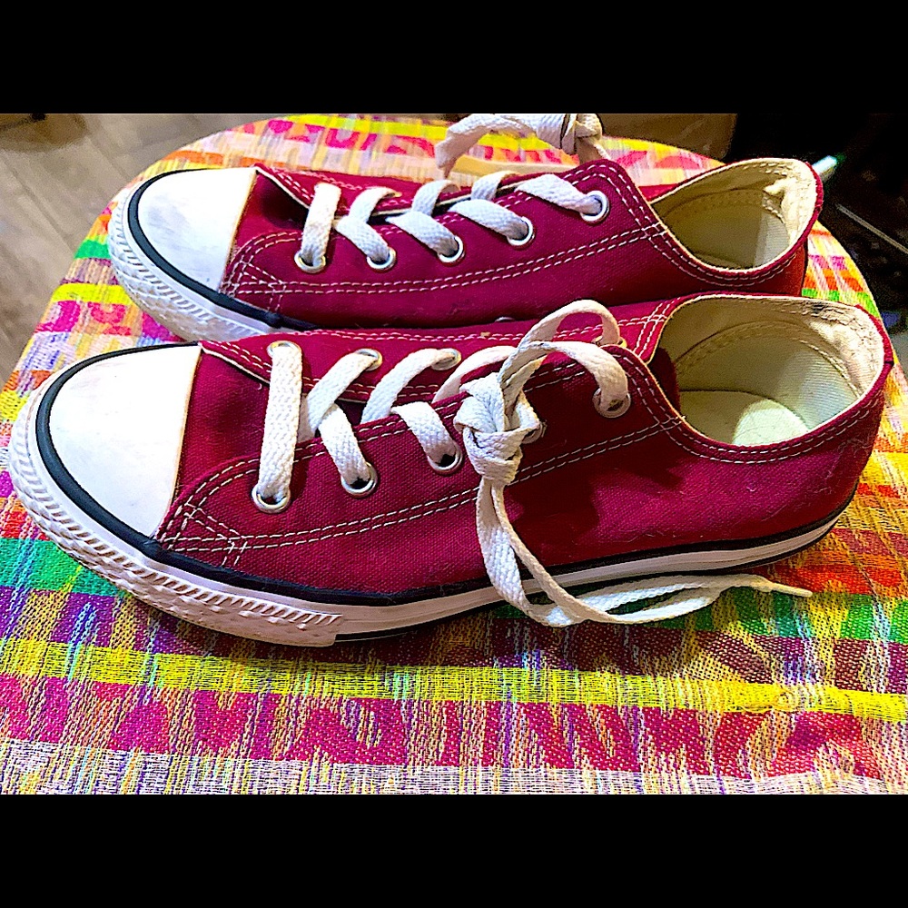 Nearly New Low Top Burgundy Converse!!!!